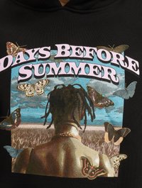 Sort pullover hoodie med et centralt grafisk billede af en person set fra ryggen, omgivet af farverige sommerfugle og tekst, der siger "Dage før sommer."