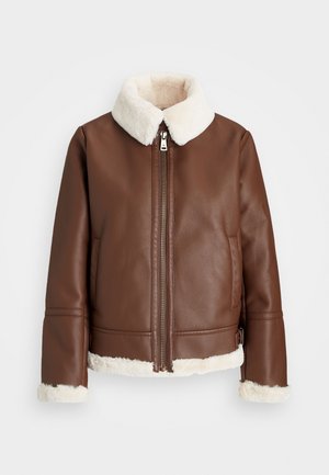 Brązowa skórzana kurtka z białym kołnierzem, mankietami i dołem z białego sztucznego futra, z przodu z zamkiem błyskawicznym i bocznymi kieszeniami, prezentowana na jasnym tle.