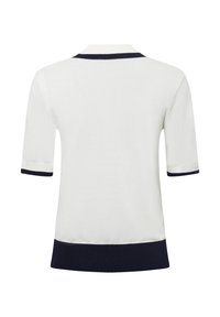 Polo a maniche corte in tessuto a maglia bianco con colletto e polsini blu navy. Orlo dritto, texture minima, design pulito, senza motivi.