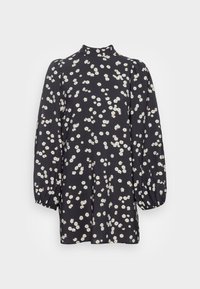 Langärmliges Kleid aus schwarzem Stoff mit einem floralen Muster aus weißen Margariten. Hoher Kragen mit gerafften Akzenten an den Ärmeln. Lockere Passform.