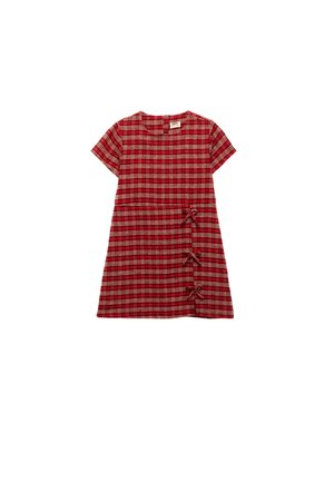 Punainen ruudullinen mekko lyhyillä hihoilla, pyöreällä kaula-aukolla ja kolmella koristeelliset solmulla vasemmalla puolella. Pehmeä, teksturoitu kangas rentoa istuvuutta varten.