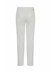 Pantalon en coton blanc avec une coupe droite, doté de deux poches arrière et de détails de couture subtils. Tissu uni sans motifs.