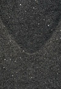Maglione grigio a maglia con una scollatura a V profonda, caratterizzato da un filato testurizzato e paillettes metalliche sparse per un ulteriore dettaglio.