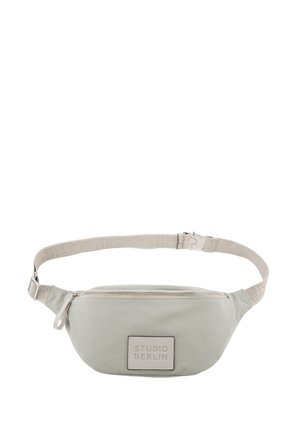 Hellgraue Bauchtasche mit Reißverschluss-Hauptfach, verstellbarem Riemen mit Prägung Studio Berlin und vorderem Label mit der Aufschrift Studio Berlin.