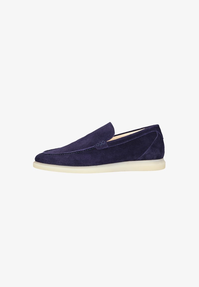 Mocassin en daim bleu marine avec semelle blanche, design facile à enfiler et détails de couture minimalistes.