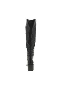 Bottes noires montantes en cuir lisse, avec un talon carré, une fermeture éclair à l'arrière et une tige ajustée qui s'évase légèrement en haut.