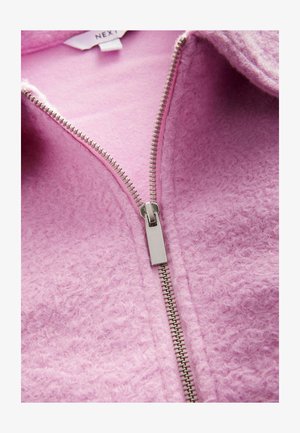 Fleece zip-up jakke i blød pink med struktureret overflade, sølvfarvet lynlåslukning og indvendig for visibel ved kraven.