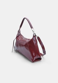 Bordeaux leren handtas met een gladde afwerking, voorzien van een gestructureerde schouderband, decoratieve stiksels en een ritssluiting.