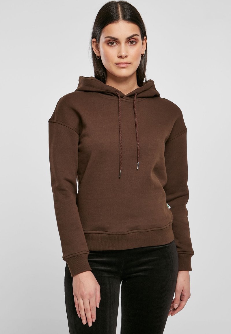 Sudadera con capucha marrón, con cordones, puños y dobladillo acanalados. Textura suave, corte relajado y una pequeña etiqueta de marca en el costado.