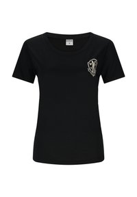 Camiseta de algodón negra con un escote redondeado. Presenta un pequeño emblema detallado en la zona del pecho izquierdo. Mangas cortas, sin patrones.