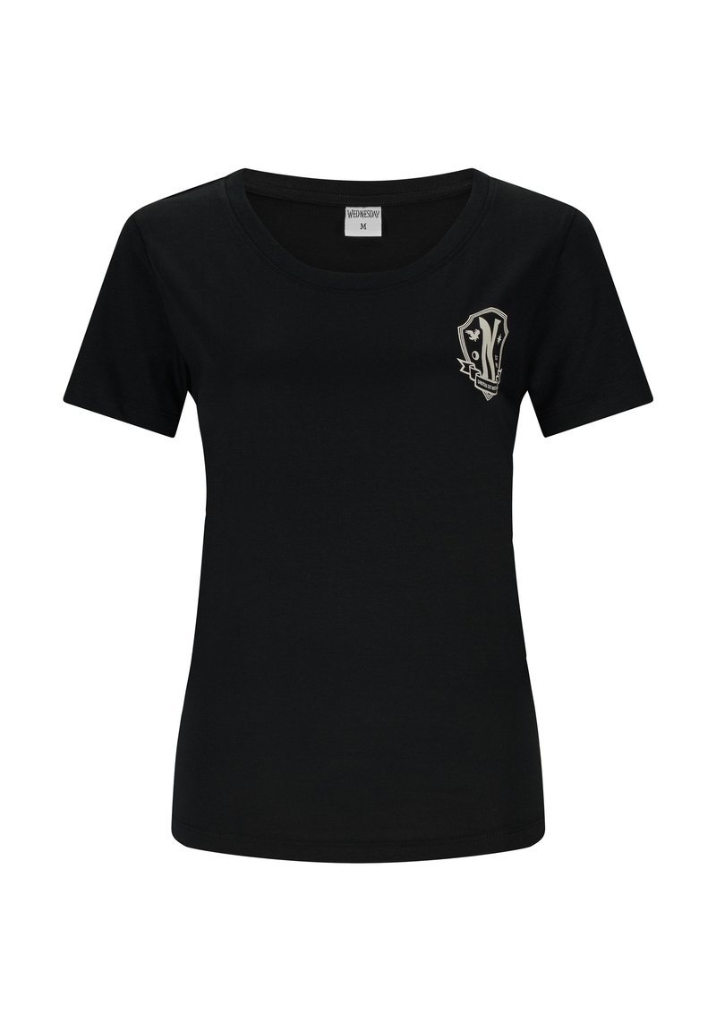 Camiseta de algodón negra con un escote redondeado. Presenta un pequeño emblema detallado en la zona del pecho izquierdo. Mangas cortas, sin patrones.