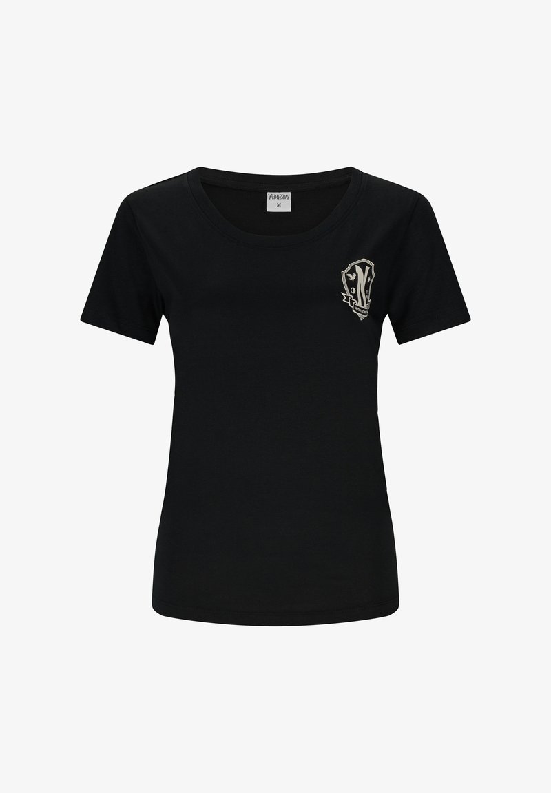 Camiseta de algodón negra con un escote redondeado. Presenta un pequeño emblema detallado en la zona del pecho izquierdo. Mangas cortas, sin patrones.