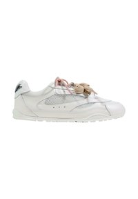 Zapatillas blancas con detalles de malla, acentos de cuero suave, suela de goma, cordones en rosa y beige, y diseño de punta redondeada.