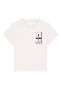 T-shirt blanc à manches courtes en coton avec un graphique noir représentant des échelles et une épée, portant le mot "JUSTICE" en dessous.