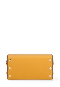 Borsa rettangolare in pelle gialla opaca, con hardware dorato e borchie decorative sui lati. Texture liscia.