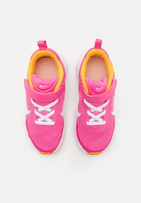 Nike Performance REVOLUTION 7 - Chaussures de running sur route - pinksicle/summit white/university gold/arctic orange