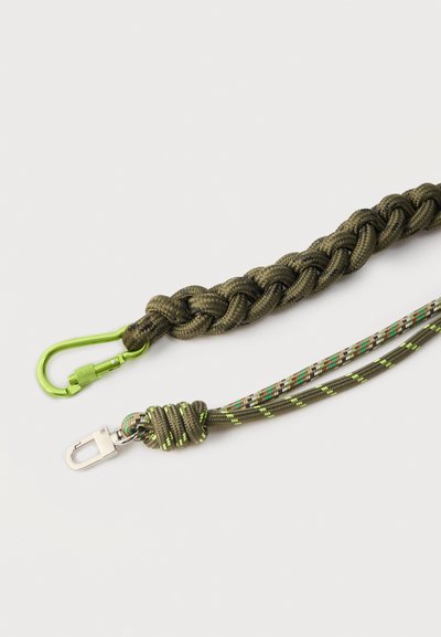 Δύο πράσινα πλεγμένα σκοινιά με προσδεμένα μεταλλικά κλιπς σε λευκό φόντο, ένα κλιπ είναι λαχανί και το άλλο ασημί.