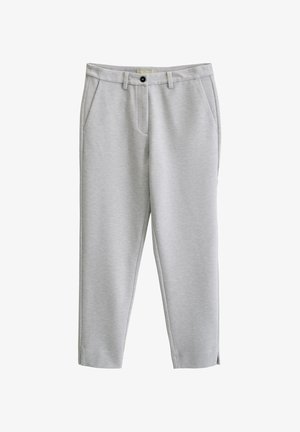 Hellgraue, schmal geschnittene Hose mit Gürtelschlaufen, Vorderknopf und Reißverschluss, Seitentaschen und kleinen seitlichen Schlitzen am Saum.