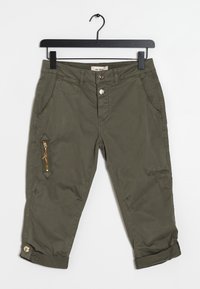 Olivgröna cropped byxor med en dragkedjeförsedd sidoficka, knappstängning och uppvikta muddar. Tillverkade av lätt tyg med jämn textur.