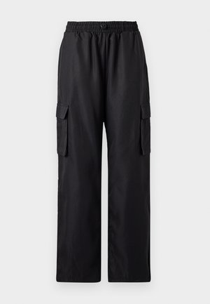 Schwarze Cargo-Hosen mit einem elastischen Bund, zwei seitlichen Taschen und einem entspannten, weiten Schnitt. Hergestellt aus glattem, leichtem Material.