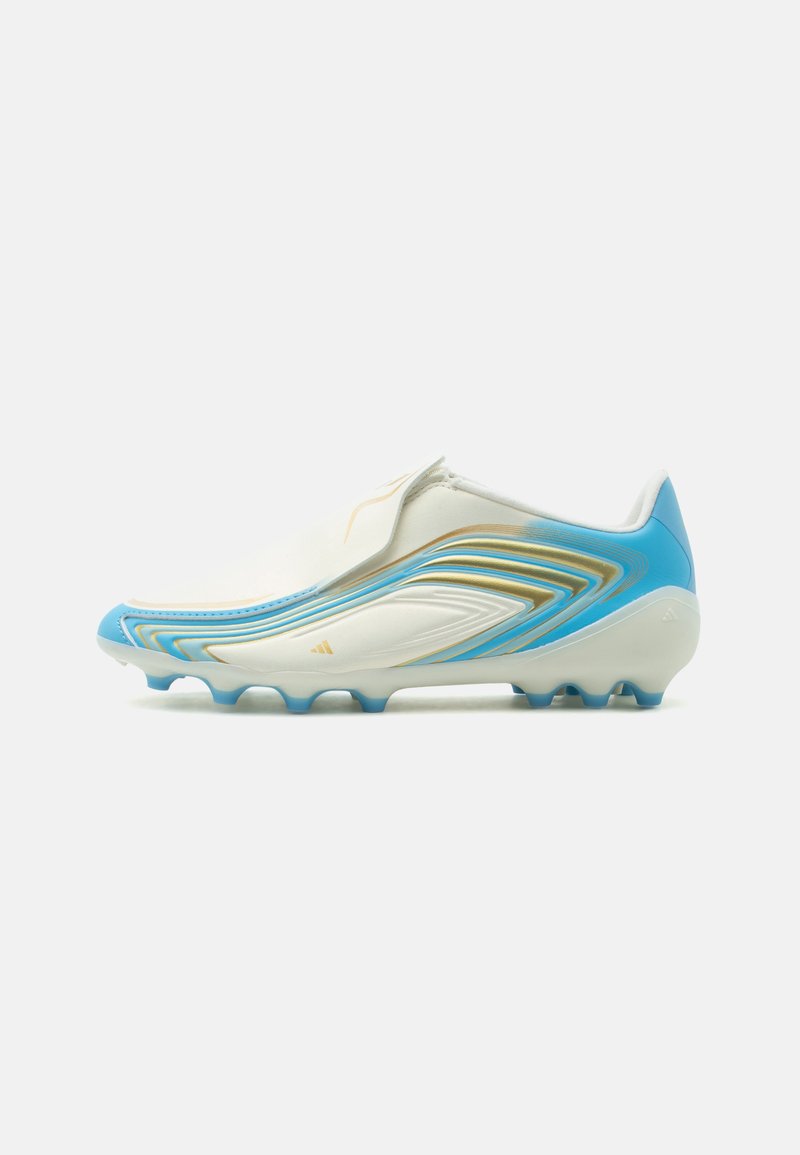 Chaussure de football blanc et bleu avec accents dorés et crampons moulés, vue de profil droit sur fond blanc.