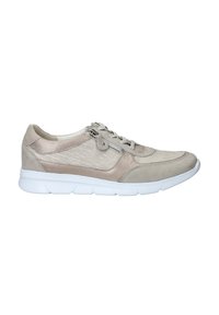 Beige sportieve schoenen met een mix van glad en textuurleer, een vetersluiting aan de voorkant, een zijrits en een witte rubberen zool.