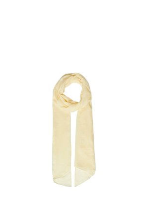 Licht beige zachte stoffen sjaal losjes geknoopt met lange uiteinden die recht naar beneden hangen, weergegeven op een witte achtergrond.