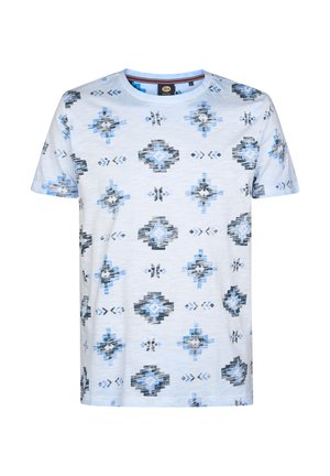 Wit T-shirt met korte mouwen met een blauw-zwart geometrisch tribaal patroon en een ronde hals.