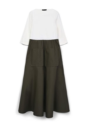 Langes Kleid mit einem weißen Oberteil und einem olivgrünen Rock. Der Rock hat zwei große Vordertaschen und einen gerafften Taillenbund.