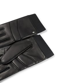 Zwarte leren handschoenen met een getextureerd oppervlak, voorzien van gepolsterde secties, elastische manchetten en een klein metalen accentdetail.