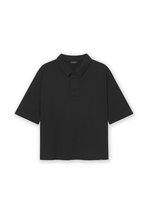 Zwarte poloshirt met een zachte textuur, korte mouwen en een klassieke kraag. Heeft een knooplijst zonder knopen en een rechte zoom.