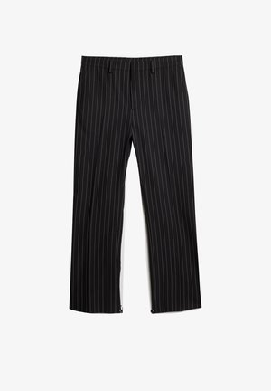 Pantalons rayés noirs en tissu lisse, avec une coupe droite et une fermeture éclair aux ourlets pour un ajustement réglable.