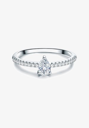 Zarožni prstan iz belega zlata ima osrednji diamante v obliki hruške s sijočimi akcenti ob pasu, kar dodatno poudari njegovo elegantno zasnovo.