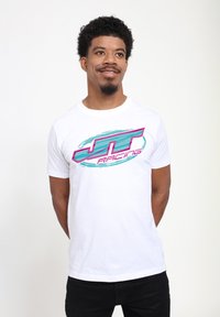 Bílé bavlněné tričko s barevným logem "JT Racing" v růžové a modré barvě s odvážným, moderním designem. Krátké rukávy, kulatý výstřih.