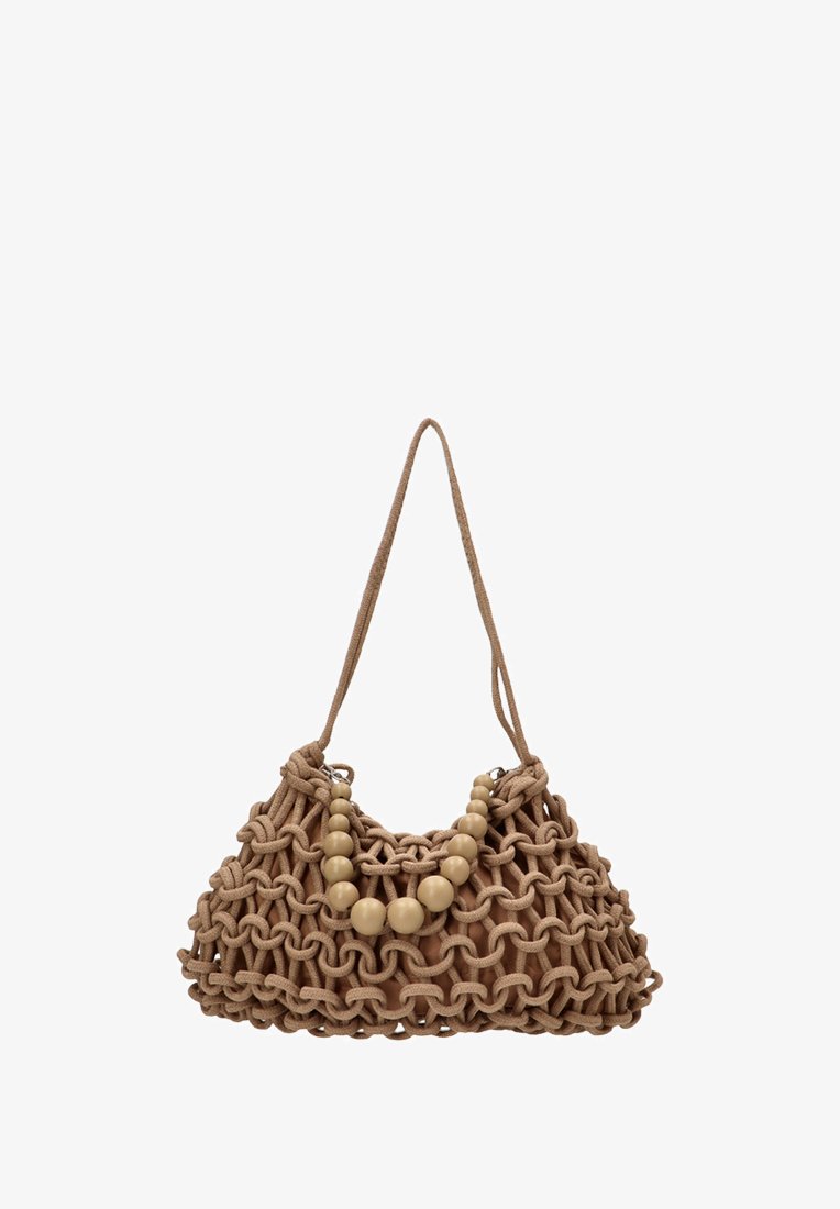 Bolso de mano tejido en tono beige con diseño anudado, que cuenta con un asa de cuentas y una textura suave. Forma ligera y redondeada con correa de hombro ajustable.
