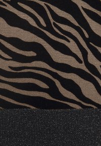 Schwarz-beiges Stoffmuster mit Zebrastrifen-Design, einer strukturierten Oberfläche und einem soliden schwarzen Glitzerband am unteren Rand.