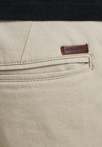 Jack & Jones JPSTBOWIE mleczny