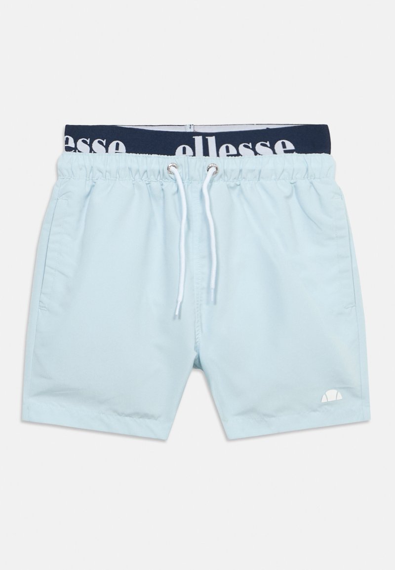 Ανοιχτό μπλε μαγιό σορτς με ελαστική μέση, λευκό κορδόνι, πλαϊνές τσέπες και μπλε σκούρα ζώνη μέσης με μερικώς ορατή επωνυμία πάνω από αυτήν.