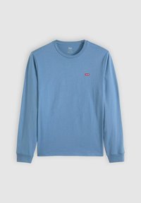 Jasnoniebieska koszulka z długim rękawem, wykonana z bawełny, z okrągłym dekoltem i małą czerwoną naszywką z logo na piersi. Gładka tekstura.