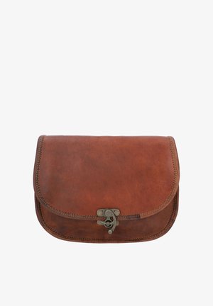 Ruda odinė rankinė per petį suapvalintais kampais ir metaliniu užsegimu vintage stiliumi baltoje fone.