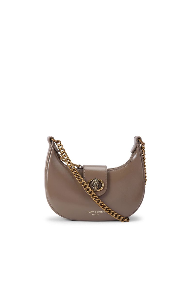 Borsa a mano in pelle beige con forma curvata, tracolla in catena dorata e una chiusura decorativa sul davanti, con dettagli in rilievo e marchio.