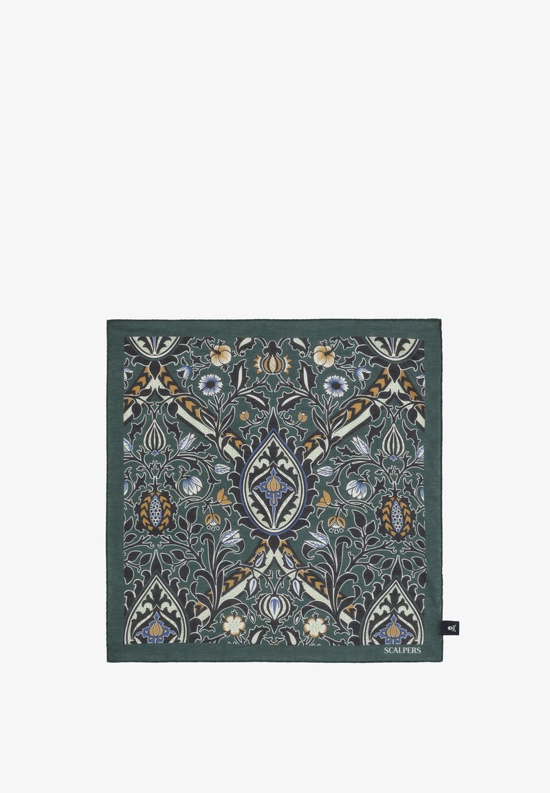Donkergroen sjaal met een patroon van ingewikkelde bloemen- en loofmotieven in blauw, geel en wit, met een delicate rand en een merklabel.
