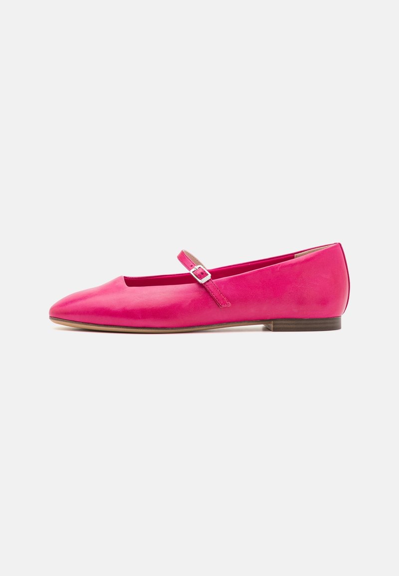 Chaussure plate Mary Jane rose vif avec un bout pointu, une bride unique avec une boucle argentée et un petit talon en bois sur un fond uni.