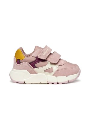 Baskets roses avec un mélange de textures en cuir et en daim, dotées d'une semelle en caoutchouc blanche, de sangles Velcro et d'accents violets et jaunes.