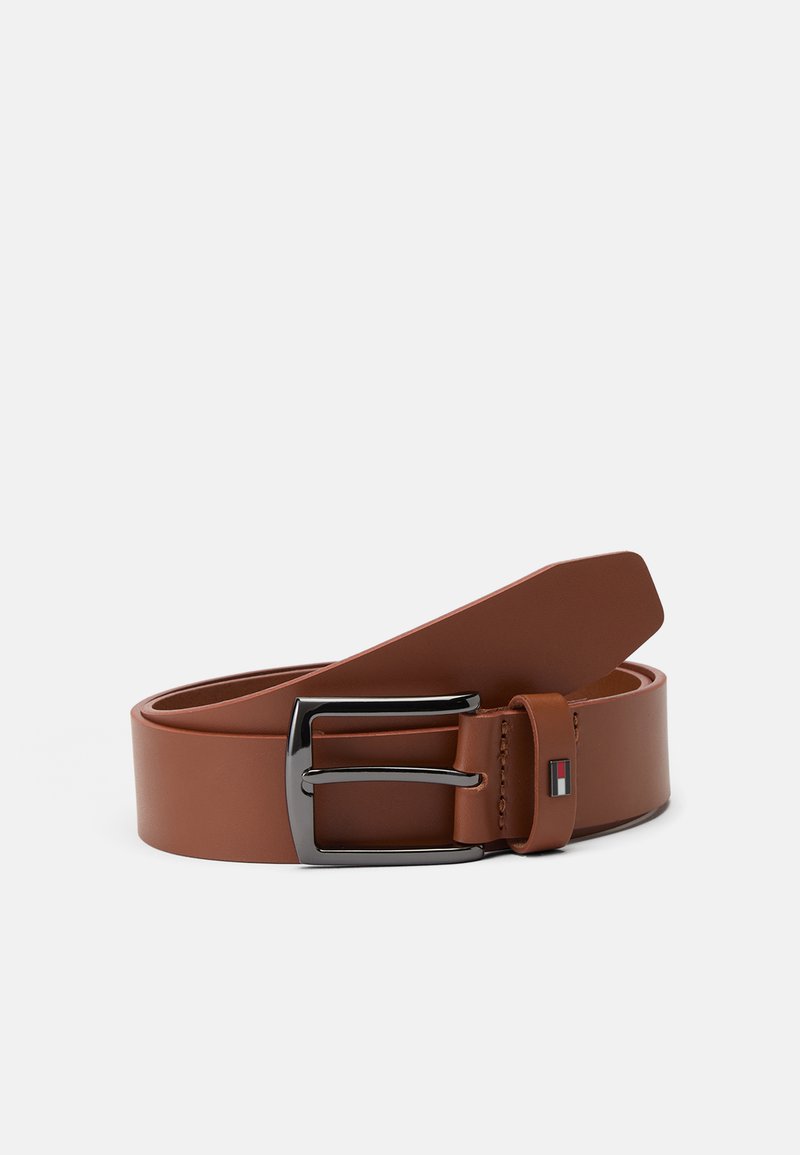 Cintura in pelle sintetica marrone con fibbia in metallo, design a nastro piatto e un piccolo logo decorativo vicino alla fibbia.