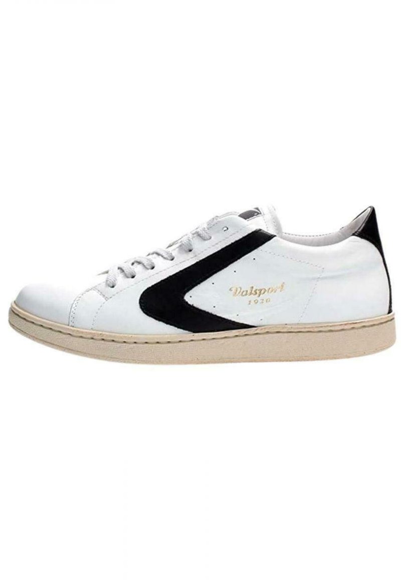 Sneaker bianco con accenti neri, tomaia in pelle liscia, pannello testurizzato, punta rotonda, design con lacci, suola in gomma, dettagli del logo dorato.