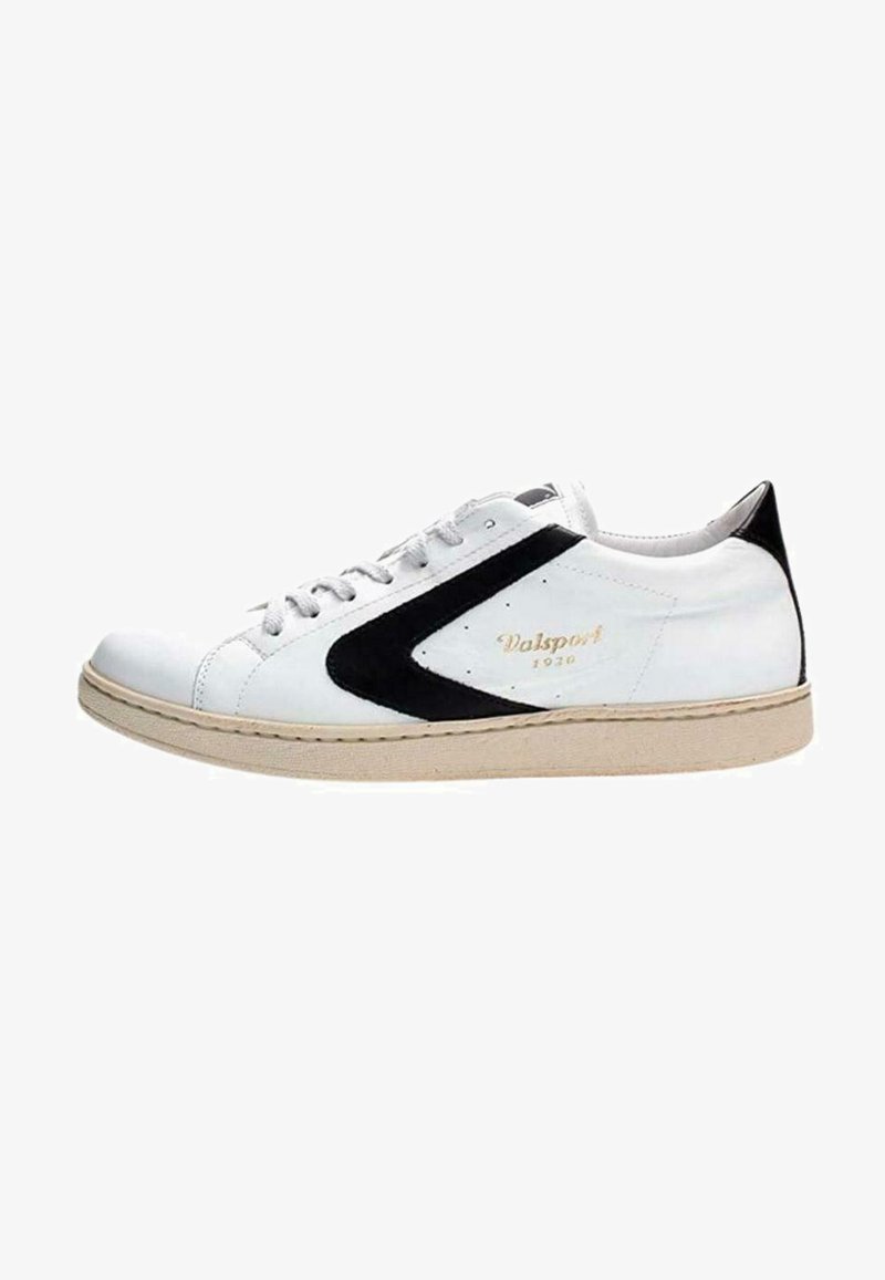 Sneaker bianco con accenti neri, tomaia in pelle liscia, pannello testurizzato, punta rotonda, design con lacci, suola in gomma, dettagli del logo dorato.