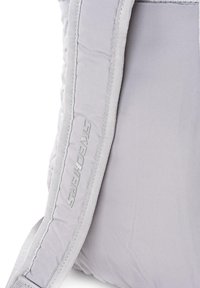 Bolsa acolchada gris con un exterior texturizado, que presenta un logo destacado de Skechers y asas de tela resistentes para llevar.