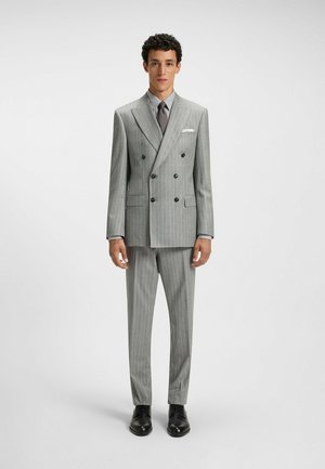 Rangs 13: BOSS - Uzvalka žakete