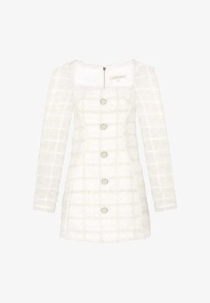 Robe en tweed blanc avec un décolleté carré structuré, des manches longues, fermée par six boutons brillants, présentant un motif à carreaux texturé.